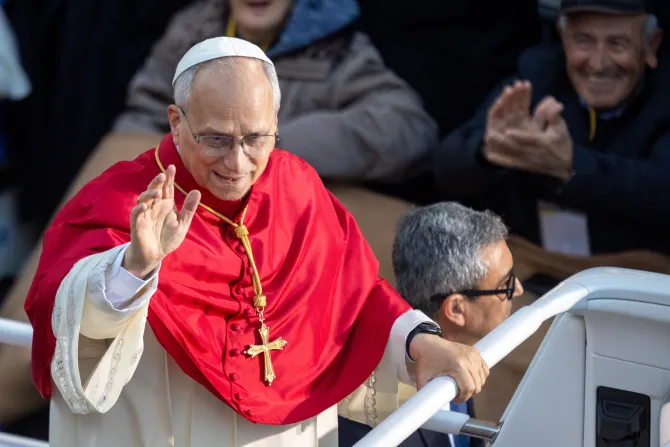 البابا لاوون الرابع عشر يحيّي المؤمنين في ساحة إسبانيا، بعد ظهر الاثنين 8 ديسمبر/كانون الأوّل لمناسبة عيد الحبل بلا دنس