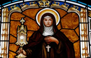 القديسة كلارا الأسيزية، زجاجية من كنيسة تهي نيغي في مدينة هو تشي مينه-فيتنام Provided by: Godongphoto/Shutterstock