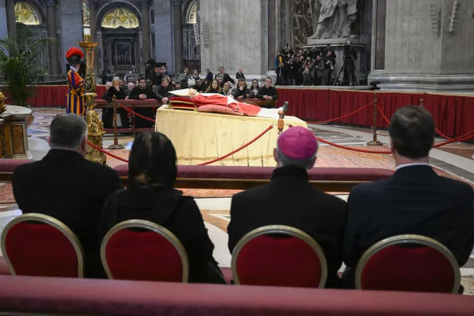 المؤمنون يتقاطرون لوداع البابا بنديكتوس لليوم الثاني على التوالي