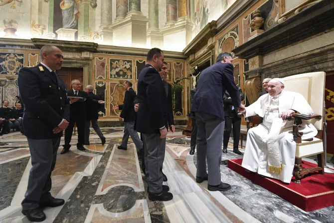 البابا فرنسيس يستقبل مدراء وموظّفي الشرطة الإيطالية المولجة حفظ أمن الفاتيكان