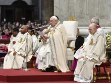 البابا فرنسيس يترأّس قدّاسًا في بازيليك القدّيس بطرس الفاتيكانيّة بمناسبة تذكار والدة الإله