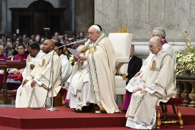 البابا فرنسيس يترأّس قدّاسًا في بازيليك القدّيس بطرس الفاتيكانيّة بمناسبة تذكار والدة الإله