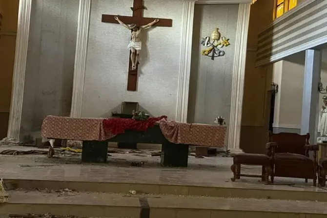 مذبح القديس فرنسيس كزافييه أوو أبرشية أوندو الكاثوليكية بعد هجوم 5 يونيو 2022.