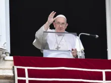 البابا فرنسيس يصلّي التبشير الملائكي مع 15 ألف شخص في ساحة القديس بطرس الفاتيكانيّة