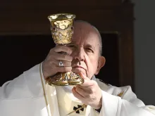 البابا فرنسيس محتفلًا بالذبيحة الإلهيّة في قبرص في العام 2021