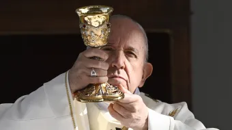 البابا فرنسيس محتفلًا بالذبيحة الإلهيّة في قبرص في العام 2021 Provided by: Vatican Media
