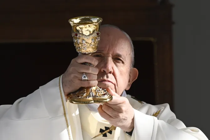 البابا فرنسيس محتفلًا بالذبيحة الإلهيّة في قبرص عام 2021