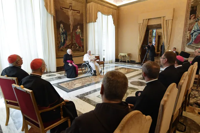 زيارة المشاركين في الجمعية العامة لهيئة «رواكو» المعنية بمساعدة الكنائس الشرقية للبابا فرنسيس في الفاتيكان