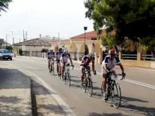 حجّاج إيطاليّون يحضرون إلى الأراضي المقدّسة على درّاجات إحياءً لذكرى مرشدهم الروحي