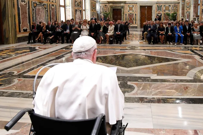 البابا ملقيًا كلمته أمام فيديراليّة الجمعيّات العائليّة الكاثوليكيّة الأوروبيّة