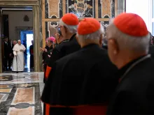الكرادلة والأساقفة يستقبلون البابا فرنسيس في القصر الرسولي الفاتيكاني
