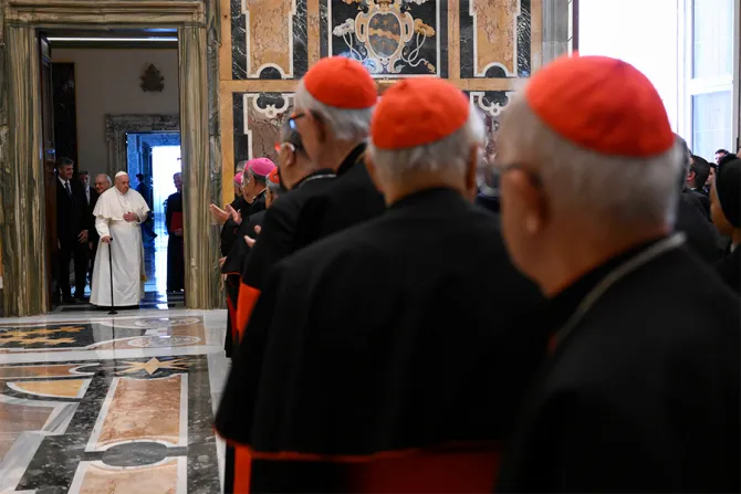 البابا فرنسيس في القصر الرسولي الفاتيكاني وفي استقباله مجموعة من الكرادلة والأساقفة