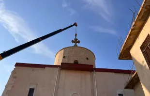 ارتفاع الصليب على قبّة كنيسة مار قرياقوس في باطنايا Provided by: ACI MENA