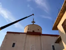 ارتفاع الصليب على قبّة كنيسة مار قرياقوس في باطنايا