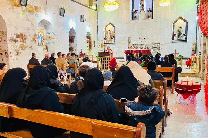 العراق: مسلمون يشاركون المسيحيين الاحتفالات الميلاديّة في العمارة-1