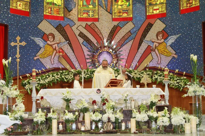 الأب شربل مهنّا محتفلًا بالذبيحة الإلهيّة في كنيسة سيّدة الورديّة - قطر