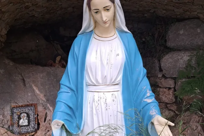 تحطيم تمثال لمريم العذراء في كنيسة سيّدة الميدان ببلدة عين الدلبة في جبيل، لبنان
