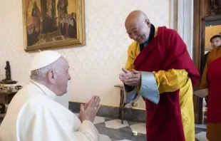 البابا فرنسيس يلتقي وفدًا متعدّد الأديان، منهم قادة بوذيّون في منغوليا يوم السبت 28 مايو/أيّار 2022 Provided by: Vatican Media