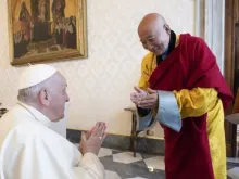 البابا فرنسيس يلتقي وفدًا متعدّد الأديان، منهم قادة بوذيّون في منغوليا يوم السبت 28 مايو/أيّار 2022