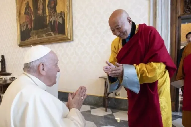 البابا فرنسيس يلتقي وفدًا متعدّد الأديان، منهم قادة بوذيّون في منغوليا يوم السبت 28 مايو/أيّار 2022
