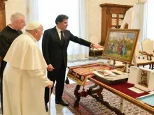 البابا فرنسيس يتلقّى هديّة من رئيس إقليم كردستان نيجيرفان بارزاني