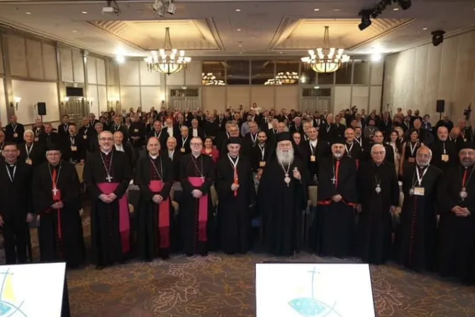المشاركون في مؤتمر «الكنيسة في الشرق الأوسط: متجذّرون في الرجاء» الذي انعقد في العاصمة القبرصيّة نيقوسيا