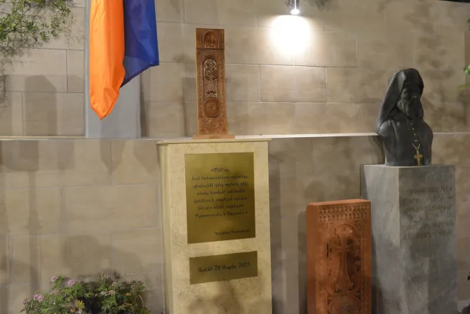 أوّل نصب تذكاري لشهداء الكنيسة الأرمينيّة الكاثوليكيّة في أثينا