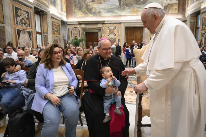 البابا فرنسيس يلتقي أعضاء مؤسسة الأم اسبرانسا دي تالافيرا ديلا رينا