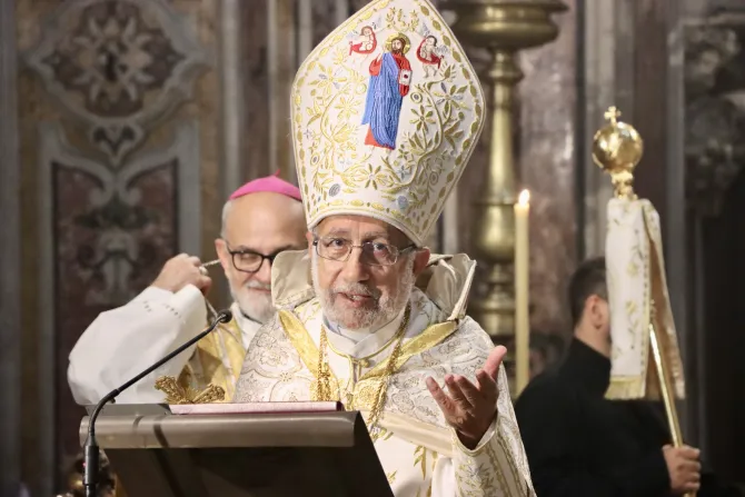 ميناسيان يحتفل في نابولي بذكرى 50 سنة على رسامته الكهنوتيّة