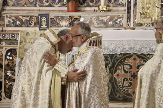 ميناسيان يحتفل في نابولي بذكرى 50 سنة على رسامته الكهنوتيّة