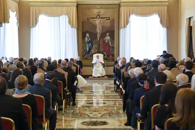 البابا فرنسيس يلتقي «المؤسسة الباباويّة» في القصر الرسولي الفاتيكاني