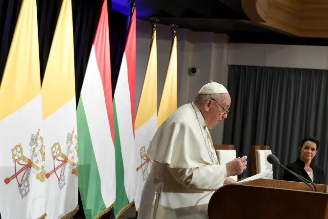 البابا فرنسيس يلقي كلمة أمام السلطات المدنيّة المجريّة والسلك الديبلوماسي