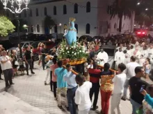 تمثال السيّدة العذراء يجوب الشوارع في إطار المسيرة التقليدية السنوية «خرجة المادونا» في تونس