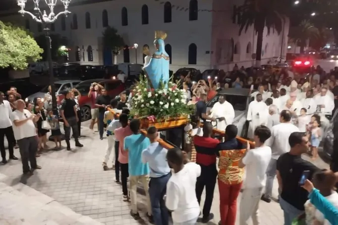 تمثال السيّدة العذراء يجوب الشوارع في إطار المسيرة التقليدية السنوية «خرجة المادونا» في تونس \