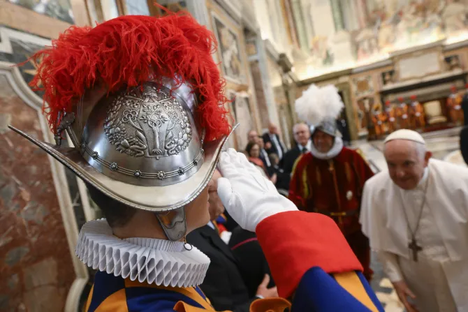البابا فرنسيس يلتقي الحرس السويسري صباح اليوم في القصر الرسولي الفاتيكاني