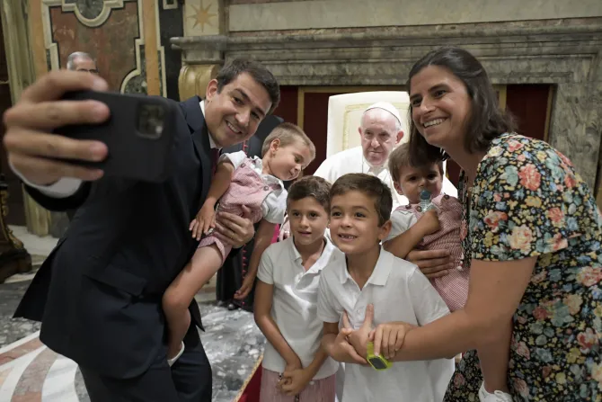 رجل يلتقط صورة لعائلته مع البابا فرنسيس في خلال مقابلة خاصة مع هذا الأخير بشهر آب الماضي
