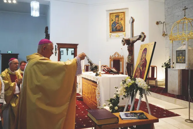 رئيس أساقفة أستانا في كازاخستان يبارك الأيقونة في يوليو/تمّوز2025