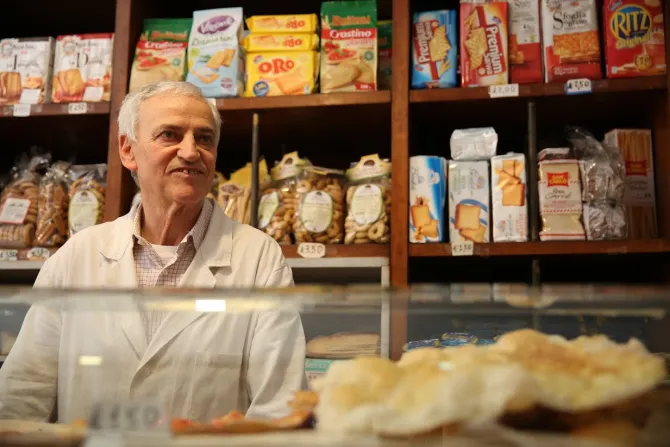 أنجلو أريغوني في مخبزه قبل إغلاق أبوابه