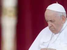 البابا فرنسيس يصلّي في القداس الختامي للّقاء العالمي للعائلات في يونيو/حزيران 2022