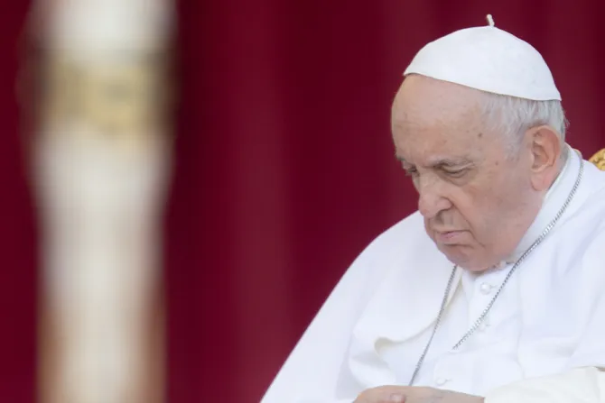 البابا فرنسيس يصلّي في القداس الختامي للقاء العالمي للعائلات، يونيو/حزيران 2022