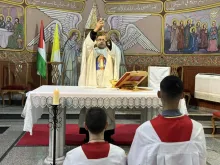 الأب يوسف أسعد يحتفل بالذبيحة الإلهيّة في كنيسة العائلة المقدّسة للاتين-غزّة