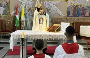 الأب يوسف أسعد يحتفل بالذبيحة الإلهيّة في كنيسة العائلة المقدّسة للاتين-غزّة مصدر الصورة: حساب «Ilquddas Ara» في فيسبوك