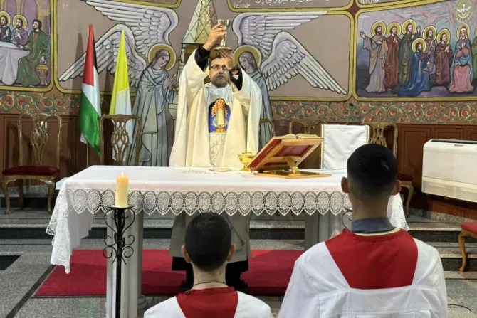 الأب يوسف أسعد يحتفل بالذبيحة الإلهيّة في كنيسة العائلة المقدّسة للاتين-غزّة