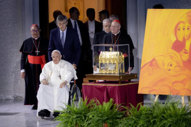 البابا فرنسيس يدخل القاعة وقد ظهرت إلى يمين الصورة ذخائر الطوباويّين شفيعي اللقاء