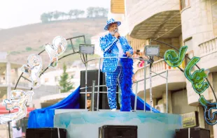 كرنفال مرمريتا يجمع مسيحيي سوريا احتفالًا بعيد انتقال مريم العذراء مصدر الصورة: صفحة كرنفال مرمريتا في فيسبوك