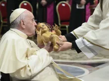 البابا فرنسيس يقبّل تمثال الطفل يسوع بعد الذبيحة الإلهيّة الاحتفاليّة في بازيليك القدّيس بطرس بالفاتيكان، عشيّة عيد الميلاد- 24 ديسمبر/كانون الأول 2022