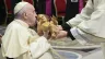 البابا فرنسيس يقبّل تمثال الطفل يسوع بعد الذبيحة الإلهيّة الاحتفاليّة في بازيليك القدّيس بطرس بالفاتيكان، عشيّة عيد الميلاد- 24 ديسمبر/كانون الأول 2022