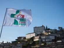 علم يحمل شعار الأيام العالمية للشبيبة يرتفع في سماء مدينة لشبونة