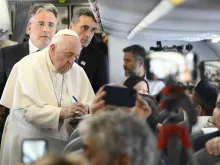 البابا فرنسيس في خلال رحلة ذهابه إلى هنغاريا في أبريل/نيسان الماضي
