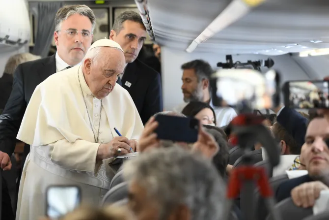 البابا فرنسيس في خلال رحلة ذهابه إلى هنغاريا في أبريل/نيسان الماضي
